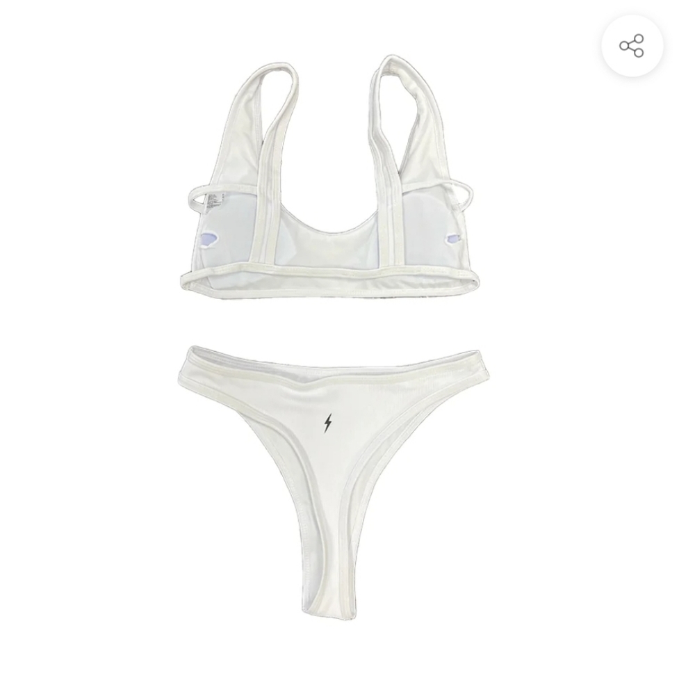 White bikini - Picture 2 of 9